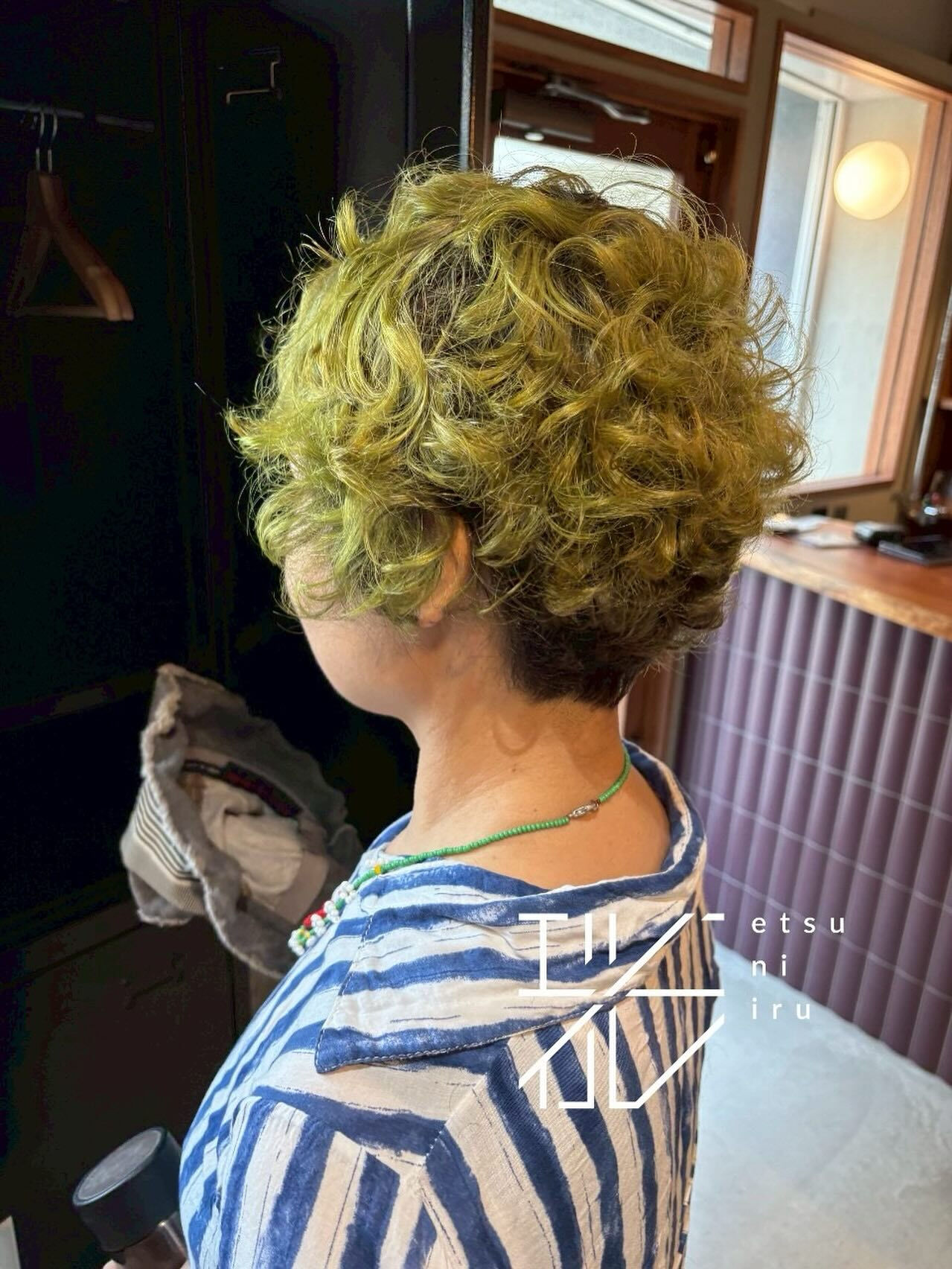 元々のクセっ毛にブリーチしてネオンカラー🔛